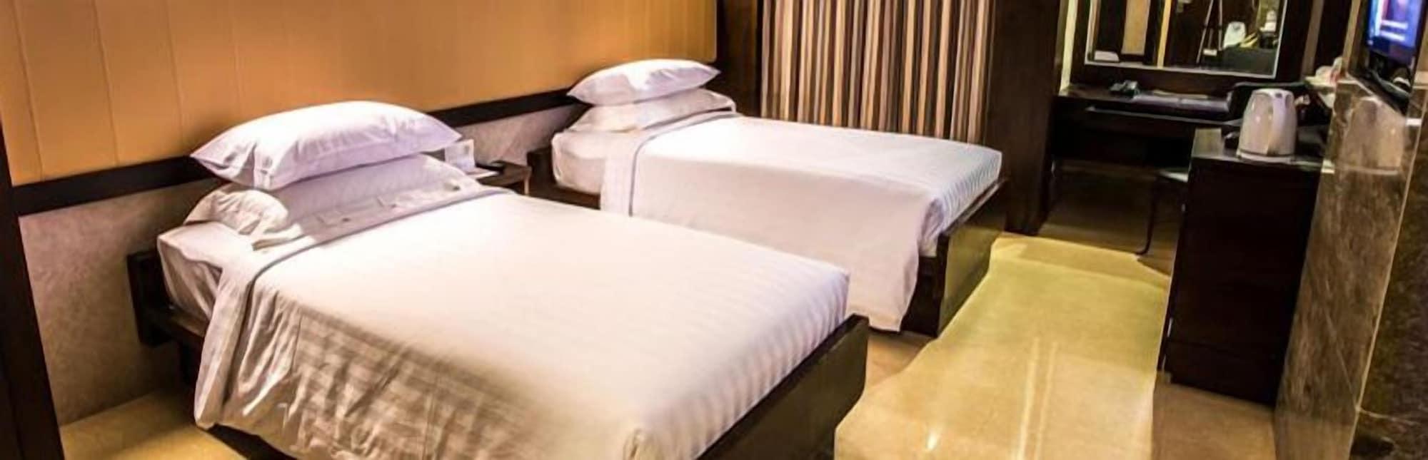 Crown Victoria Hotel Tulungagung Exterior photo