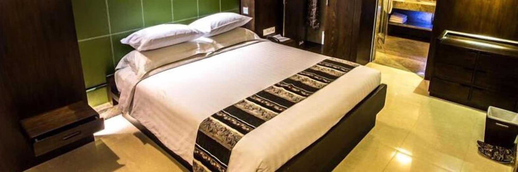Crown Victoria Hotel Tulungagung Exterior photo