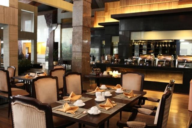 Crown Victoria Hotel Tulungagung Exterior photo