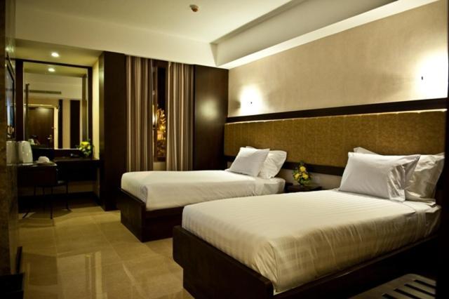 Crown Victoria Hotel Tulungagung Room photo