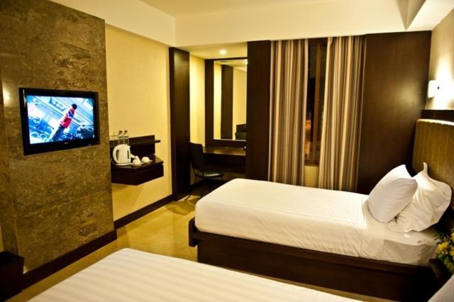 Crown Victoria Hotel Tulungagung Room photo