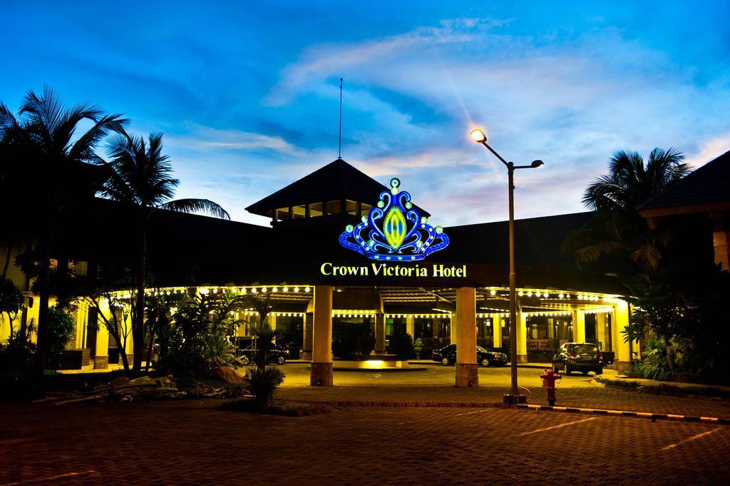 Crown Victoria Hotel Tulungagung Exterior photo