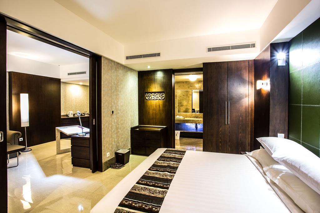 Crown Victoria Hotel Tulungagung Exterior photo